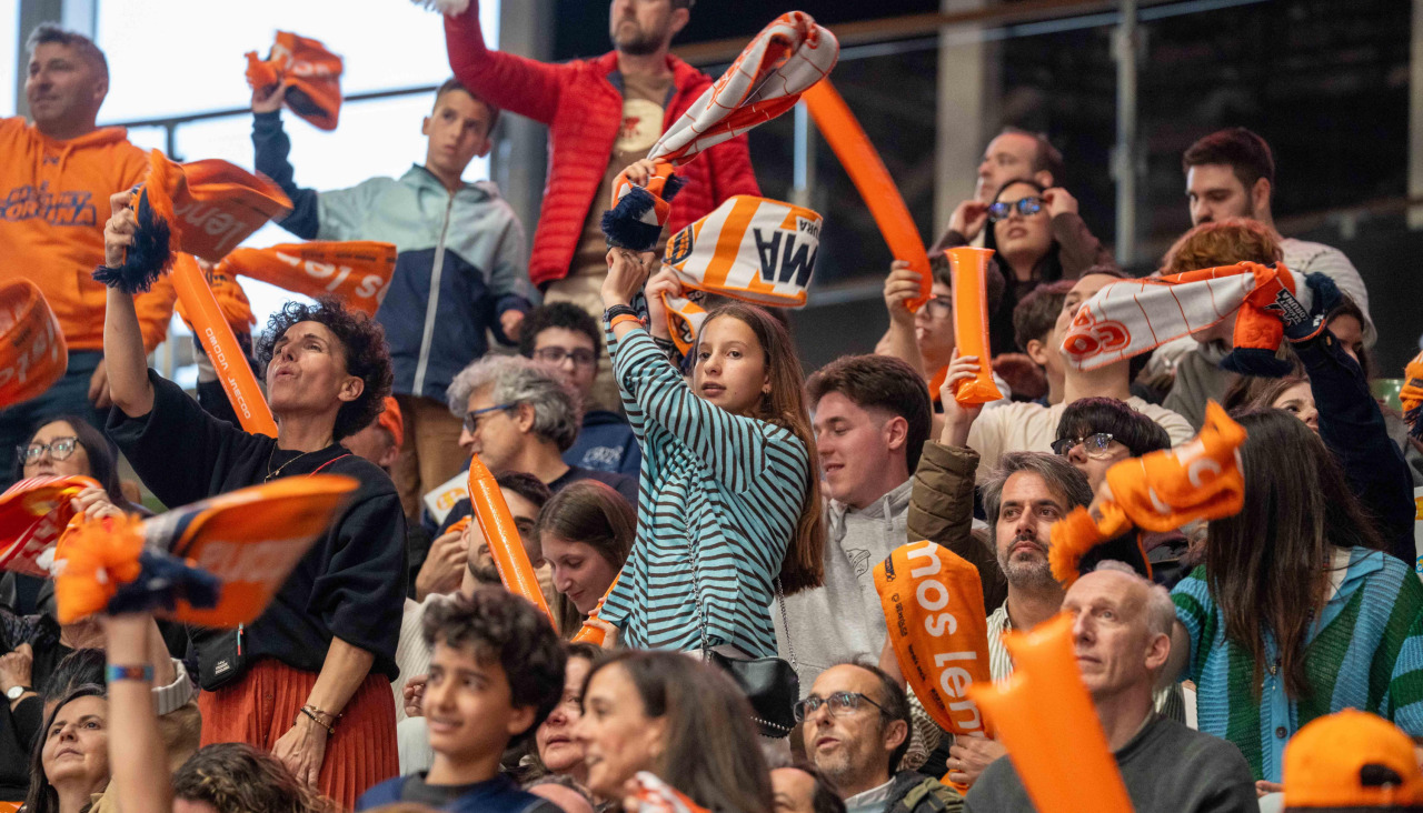 Imagen de aficionados naranjas durante uno de los partidos de cuartos de final contra el Menorca
