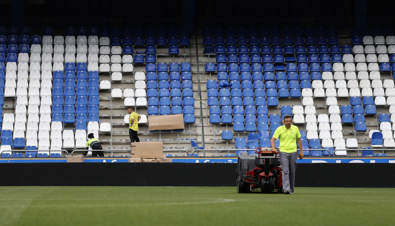 Operarios y jardineros trabajando en Riazor este martes para recuperar el estadio para el partido del jueves entre España e Irak