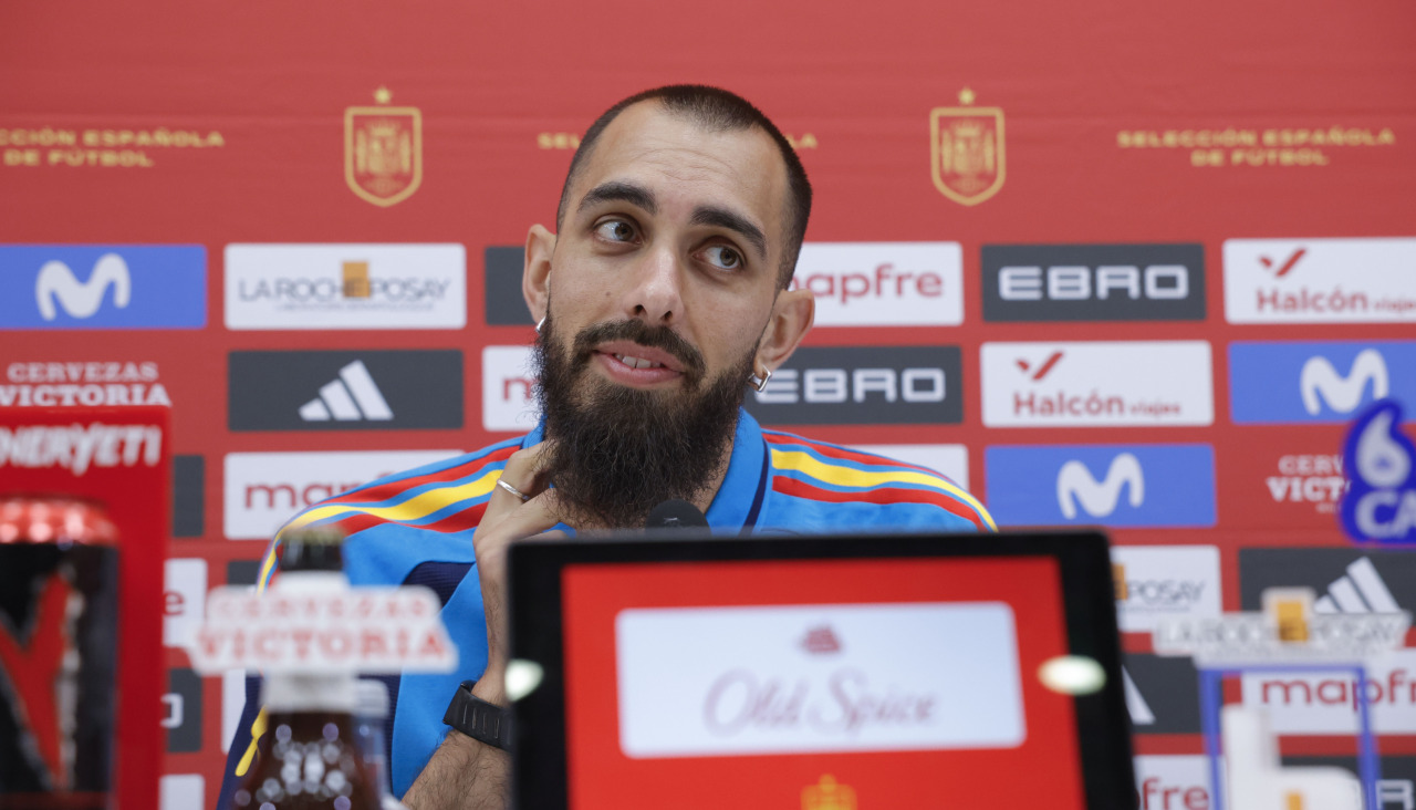 El delantero de la selección española Borja Iglesias durante la rueda de prensa posterior al entrenamiento realizado este miércoles en la Ciudad del Fútbol de Las Rozas, en la víspera del partido amistoso preparatorio para el Mundial 2026 que el jueves disputa contra la de Irak de A Coruña.