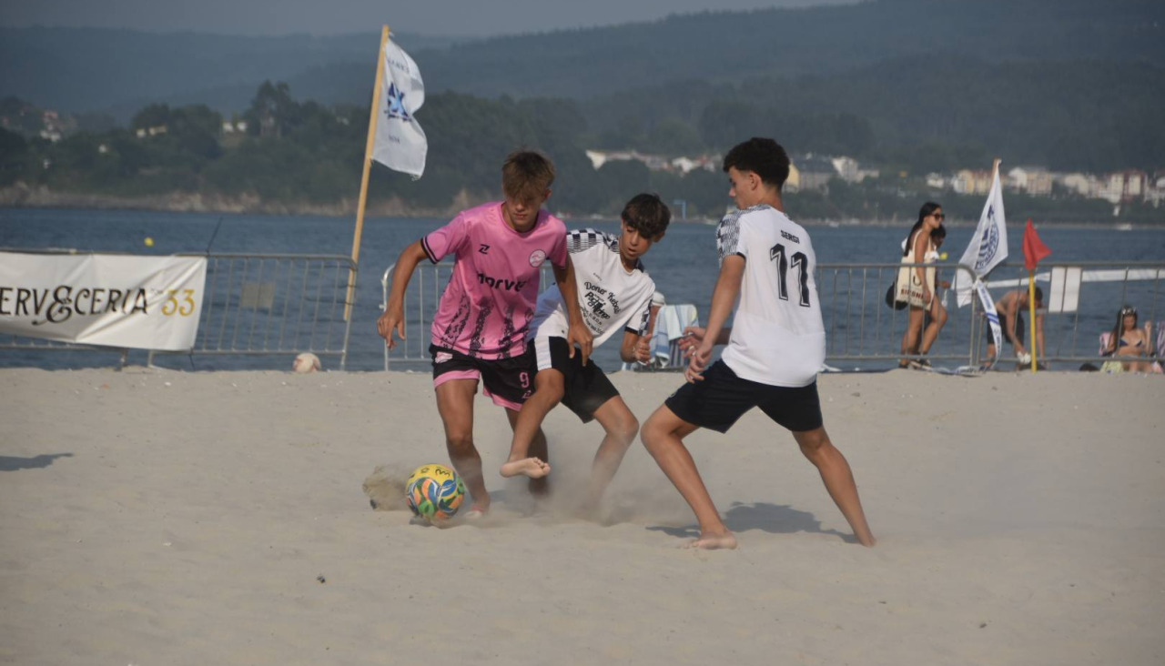 Jugada de un partido de una edición anterior del Torneo de fútbol playa de Sada