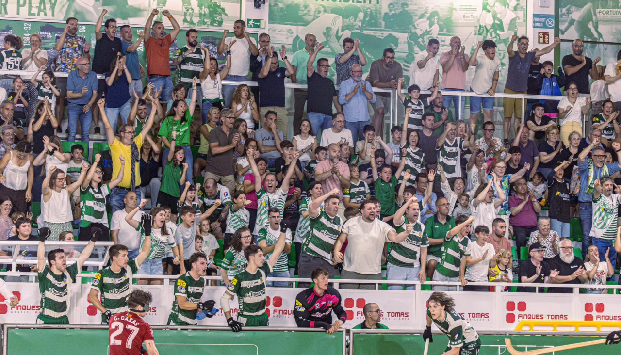 La grada del Joan Ortoll anima al Calafell en el partido contra el Reus