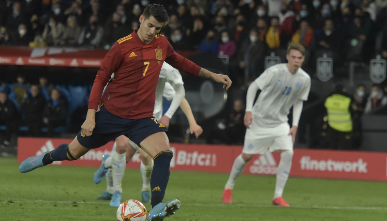 Álvaro Morata a punto de marcar uno de sus dos goles con España a Islandia en Riazor en el amistoso disputado en 2022