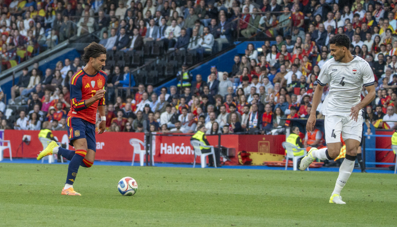 Ferran Torres conduce el balón en el España-Irak de Riazor