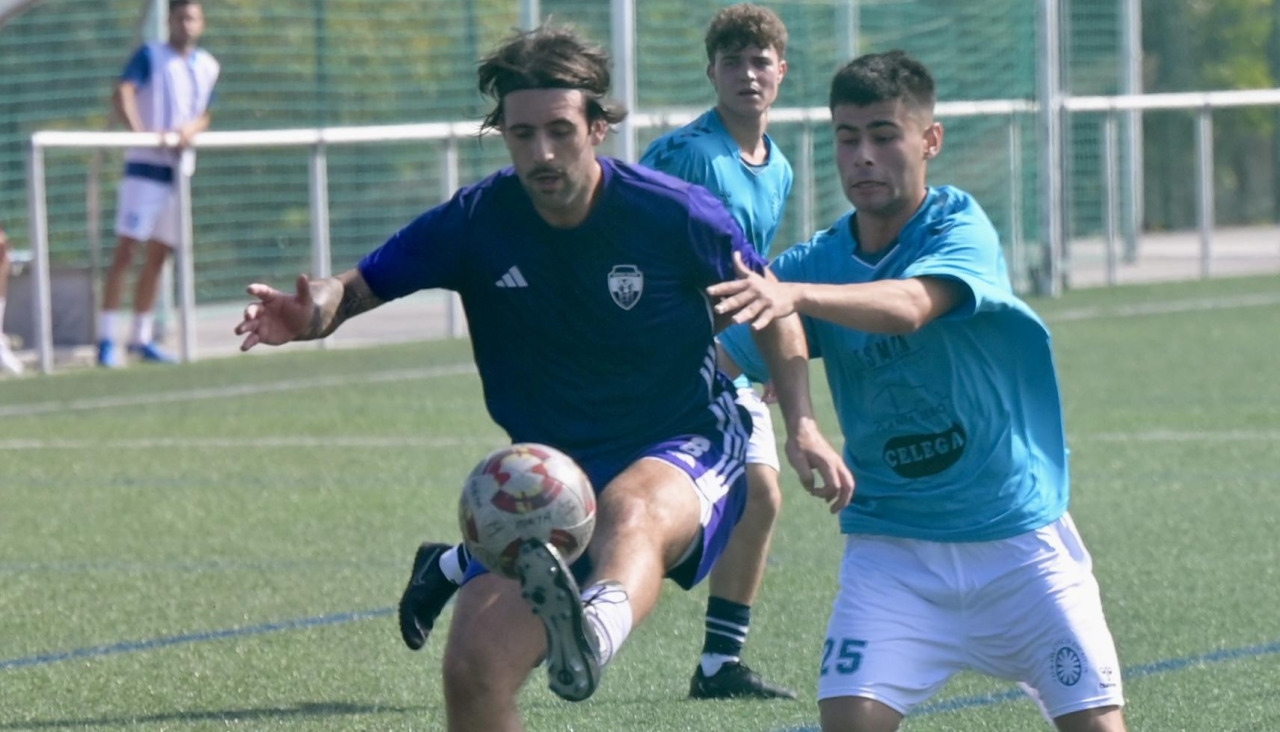 Nano Varela, nuevo jugador del Silva, durante un partido de Preferente con el Montañeros