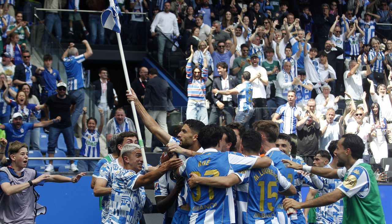 Zakaria Eddahchouri celebra junto al resto del equipo su trascendental gol ante el Andorra