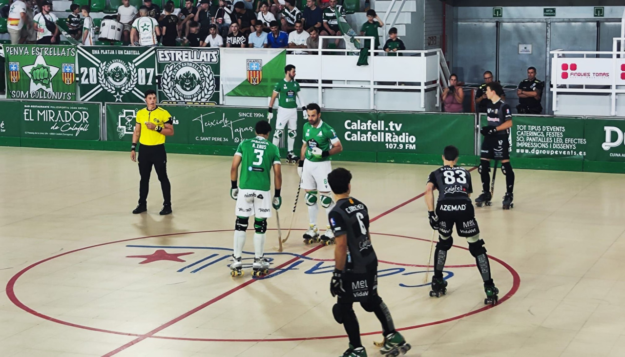 Torres y Xaus sacan de centro en el partido disputado por el Liceo en Calafell, el tercero de las semifinales del playoff