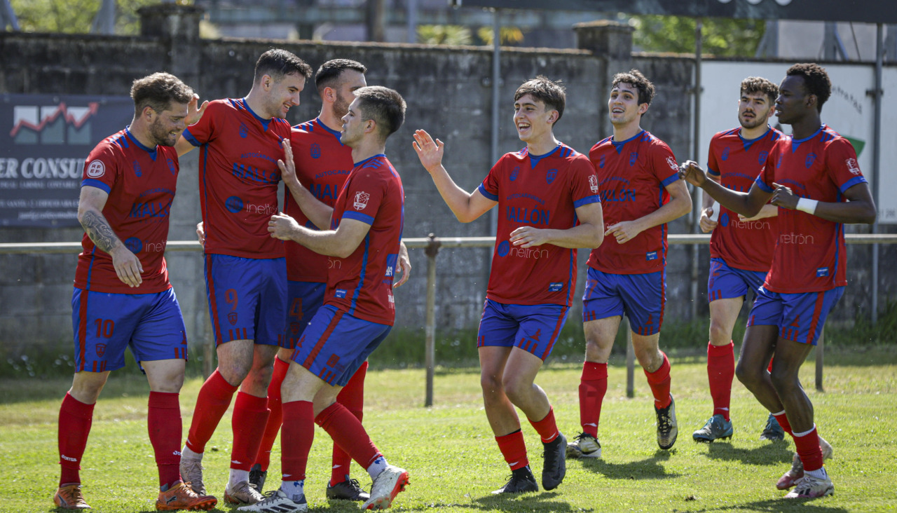 Los jugadores del Betanzos celebran un gol en Liga ante el Cultural Maniños