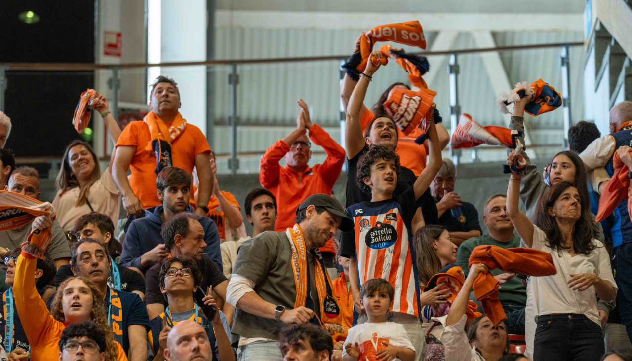 Miles de aficionados se dieron cita para recibir al Básquet Coruña y dejarse las gargantas en busca del ascenso a ACB