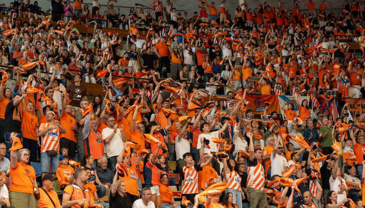 Miles de aficionados se dieron cita para recibir al Básquet Coruña y dejarse las gargantas en busca del ascenso a ACB