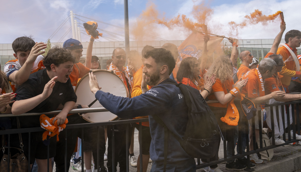Miles de aficionados se dieron cita para recibir al Básquet Coruña y dejarse las gargantas en busca del ascenso a ACB