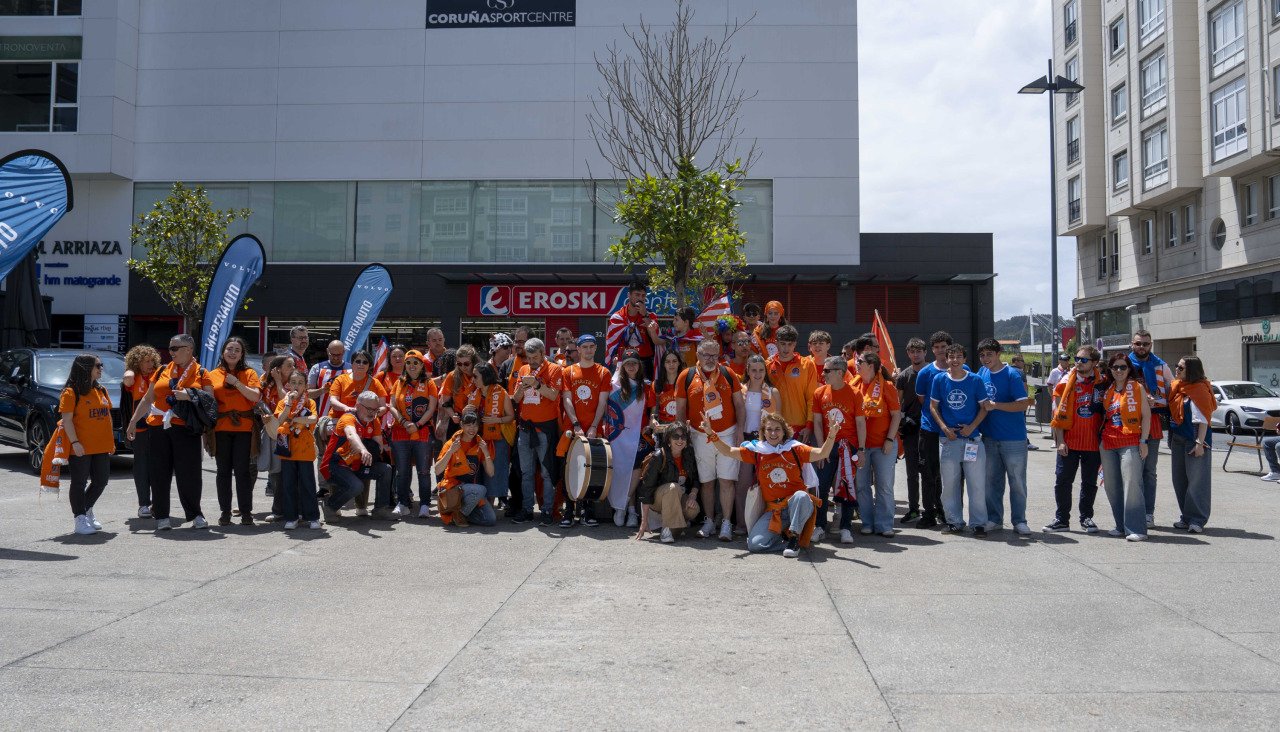 Miles de aficionados se dieron cita para recibir al Básquet Coruña y dejarse las gargantas en busca del ascenso a ACB