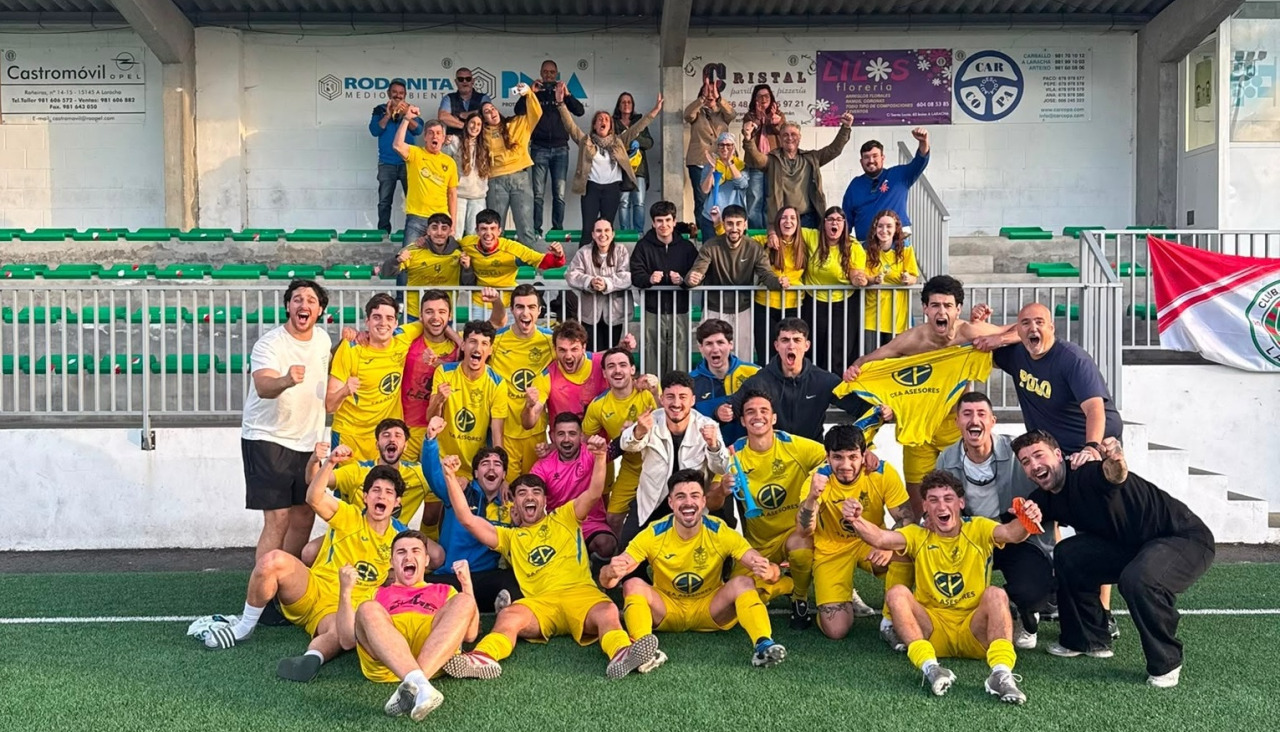 Los jugadores del Maravillas celebran la victoria ante el Xuventude Laracha