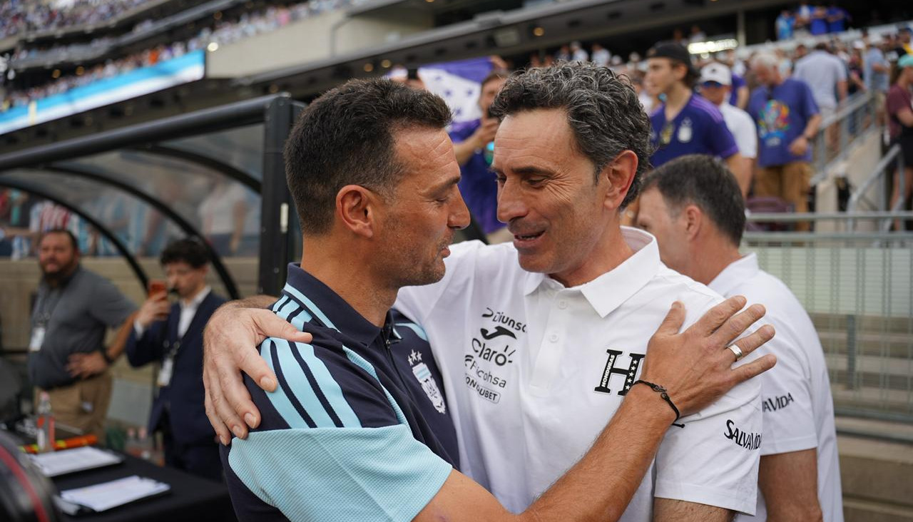 Scaloni y Molina se abrazan antes del Argentina-Honduras jugado en Texas