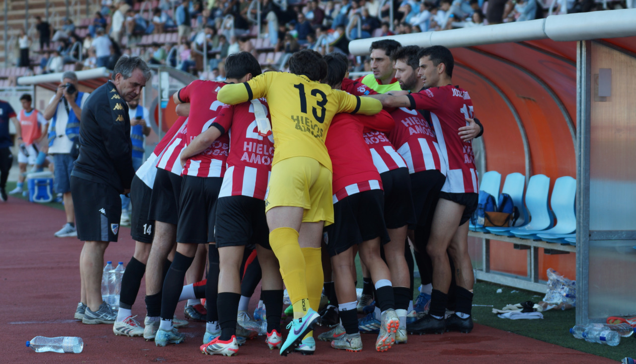 Los jugadores del Arteixo, en el descanso de la prórroga contra el Compostela