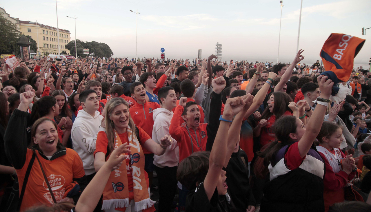 La afición del Básquet Coruña celebrando el ascenso a ACB en 2024 en la explanada de Riazor