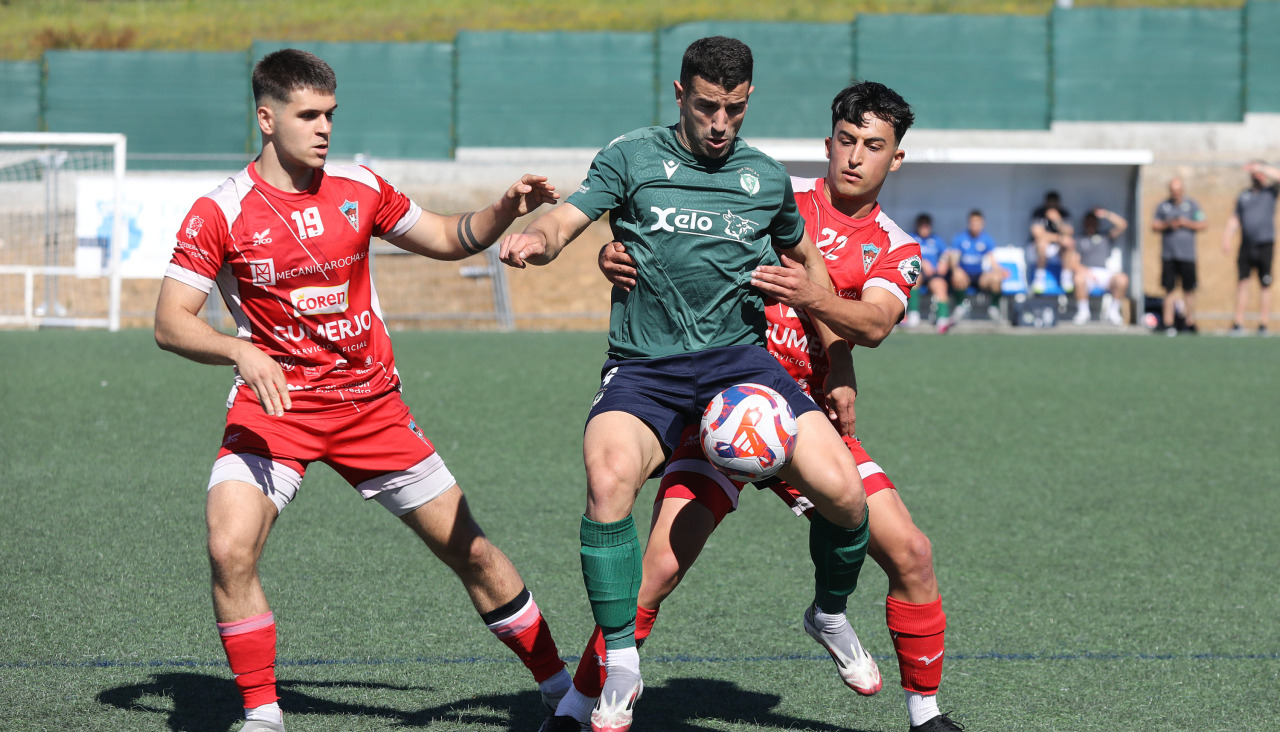 Denis López, delantero del San Tirso, protege el balón en la ida frente al Atios