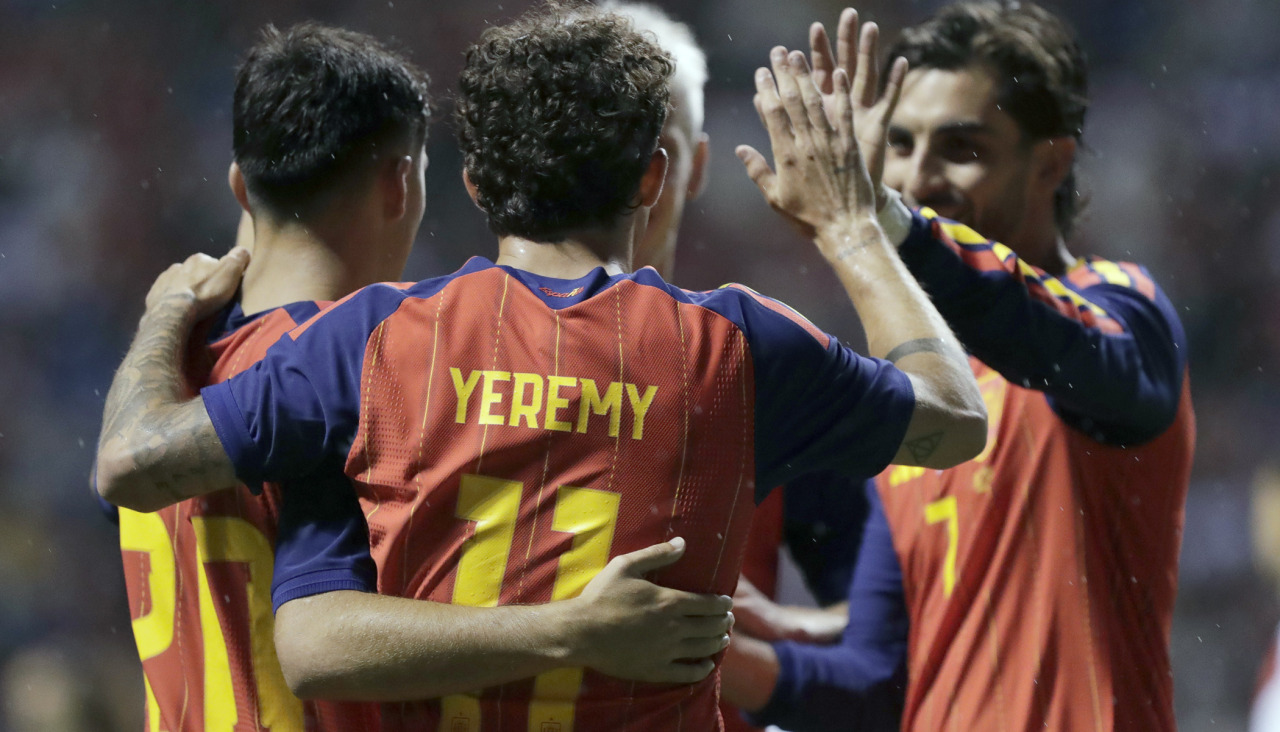 Yéremy Pino (c) de España celebra un gol este lunes, en un partido amistoso entre España y Perú previo al Mundial de Fútbol 2026 en el estadio Cuauhtémoc en Puebla