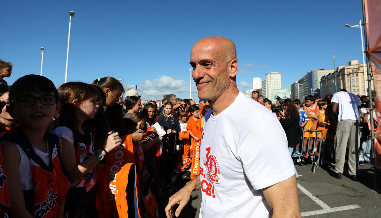 Carles Marco sonríe durante la celebración del ascenso del Básquet Coruña en la explanada de Riazor