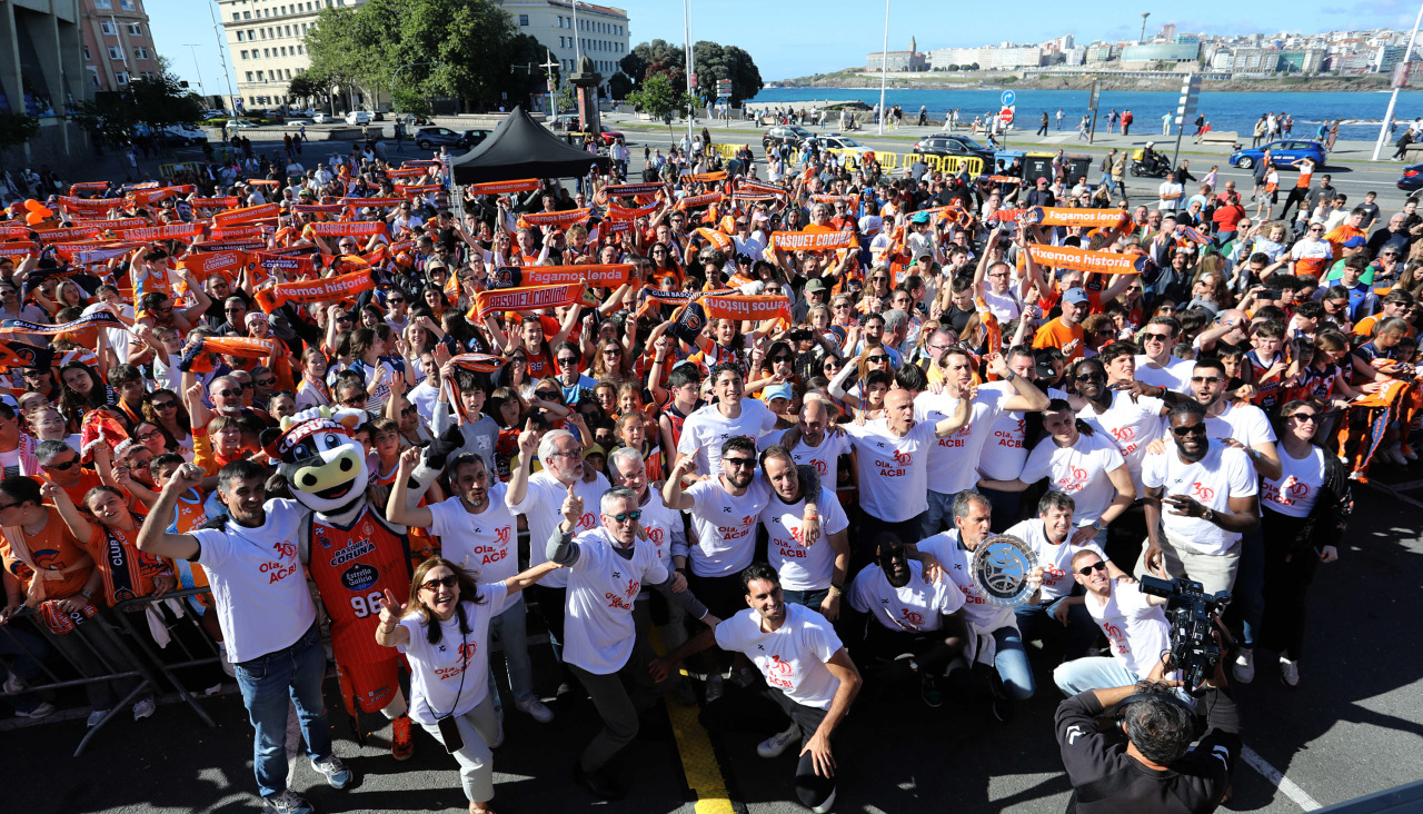 Jugadores, staff y miembros del Básquet Coruña posan junto a la afición en la celebración del ascenso