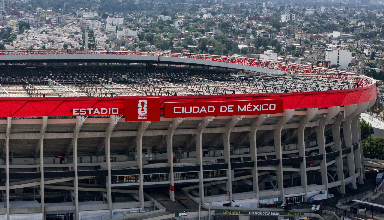 Fotografía aérea que muestra el estadio Ciudad de México, sede del partido inaugural de esta noche, en una ciudad situada a 2.240 metros sobre el nivel del mar