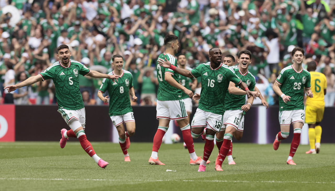 Los jugadores de México celebran el gol de Quiñones
