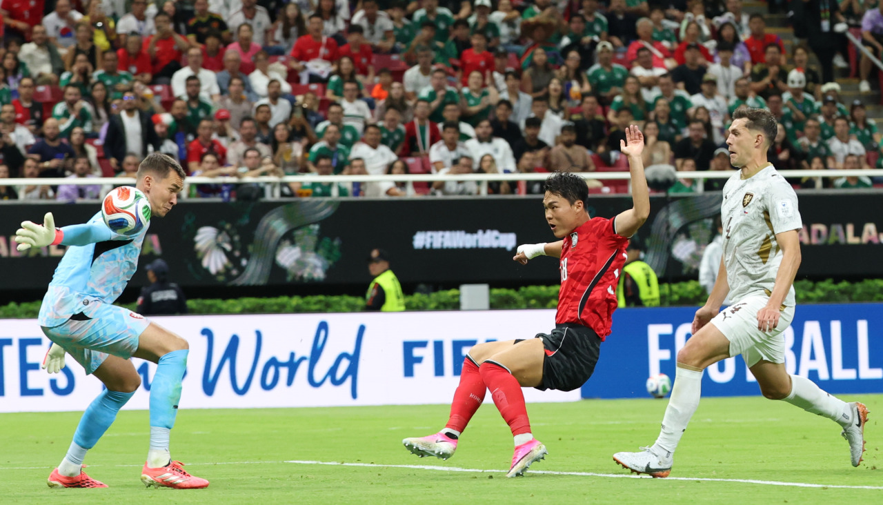 Zapopan (Mexico), 12/06/2026.- South Korea's Oh Hyeon-gyu (C) scores the team's second goal during the second half of a World Cup Group A football match between South Korea and Czechia at Estadio Guadalajara in Zapopan, Mexico, 11 June 2026. (Corea del Sur) EFE/EPA/YONHAP SOUTH KOREA OUT