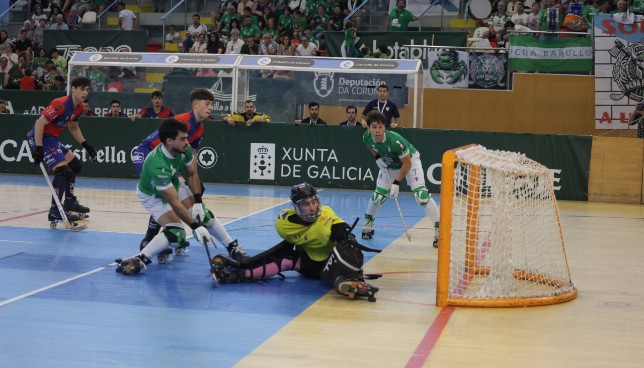 Bruno Saavedra bate a Arnau Martínez en el primer partido de la final del playoff disputado entre el Liceo y el Igualada
