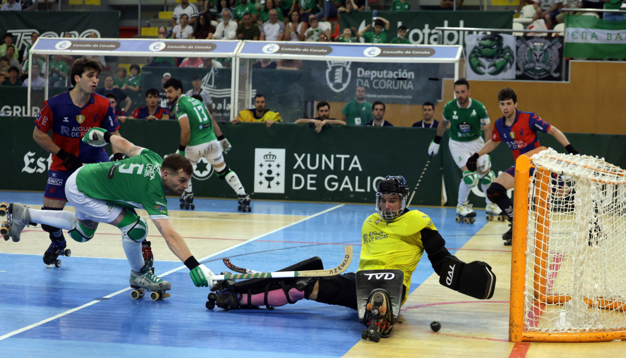 Momento en el que César Carballeira hizo el 6-0 durante el primer partido del pasado viernes en el Palacio