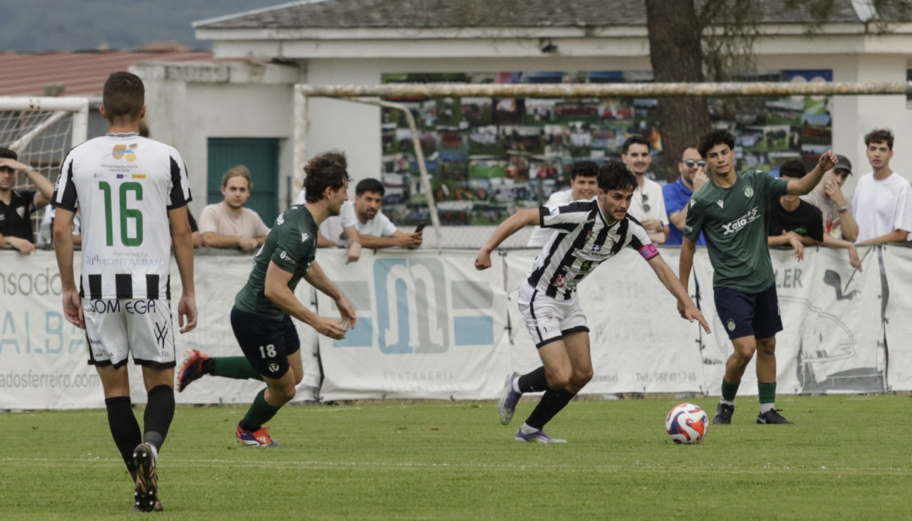 Lance de juego en el Antela-San Tirso