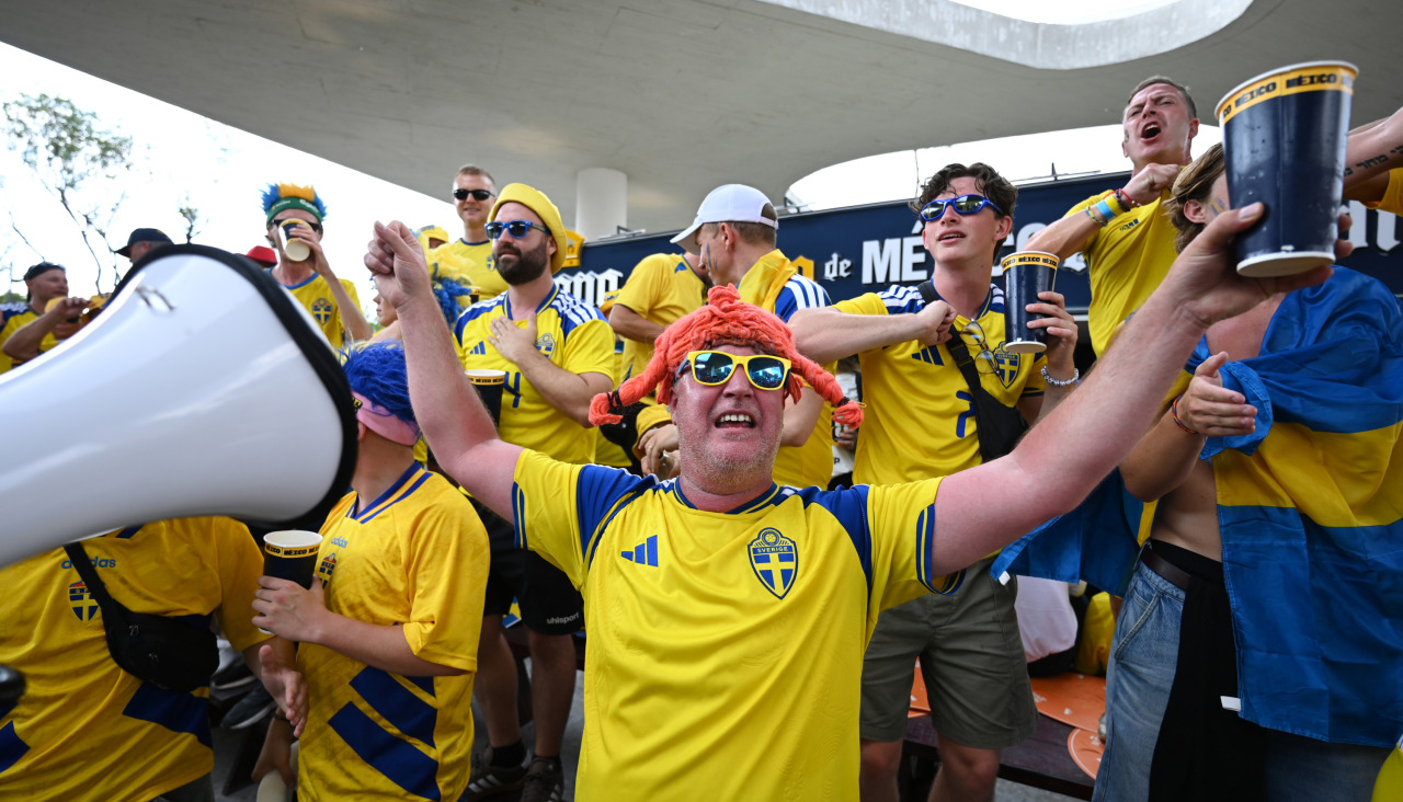 Aficionados de Suecia celebran el triunfo ante Túnez