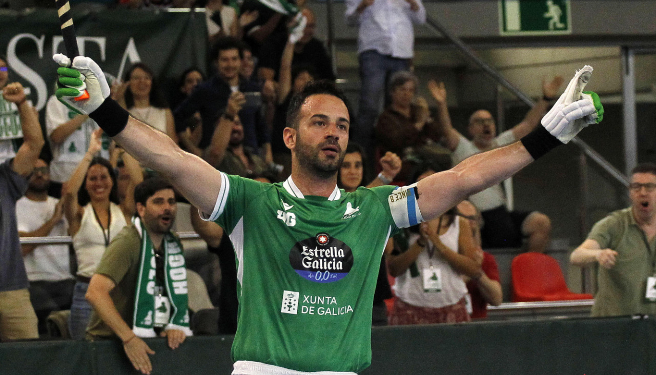 Dava Torres celebra uno de sus tres goles en el segundo partido de la final liguera