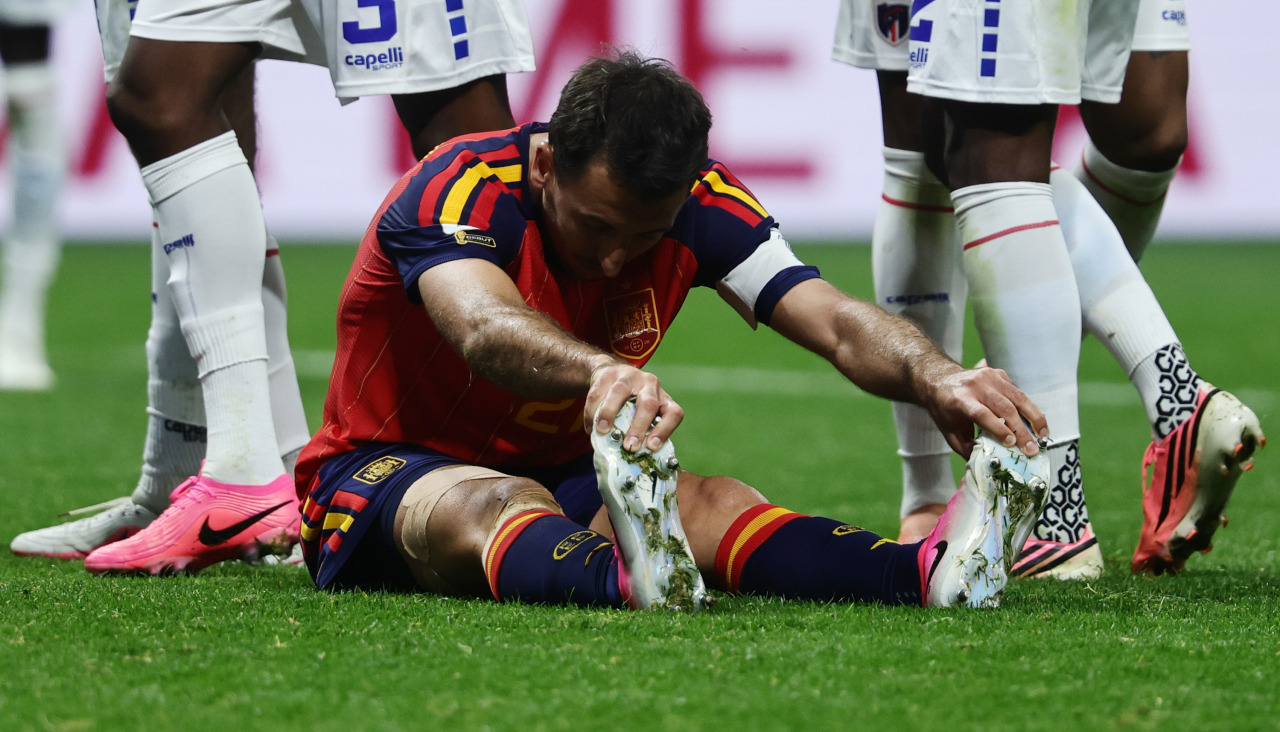 Mikel Oyarzabal, en el suelo durante el partido entre España y Cabo Verde