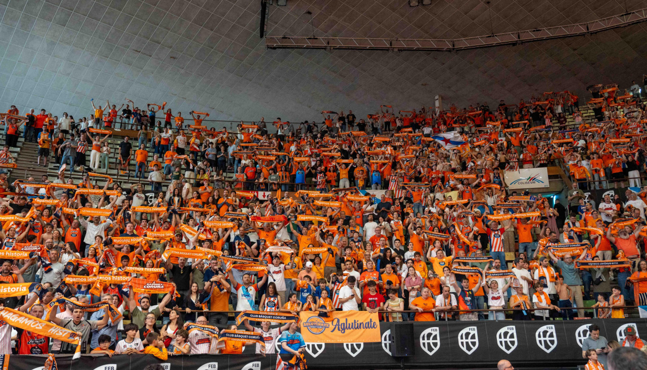 La afición del Leyma celebra el ascenso en el Coliseum