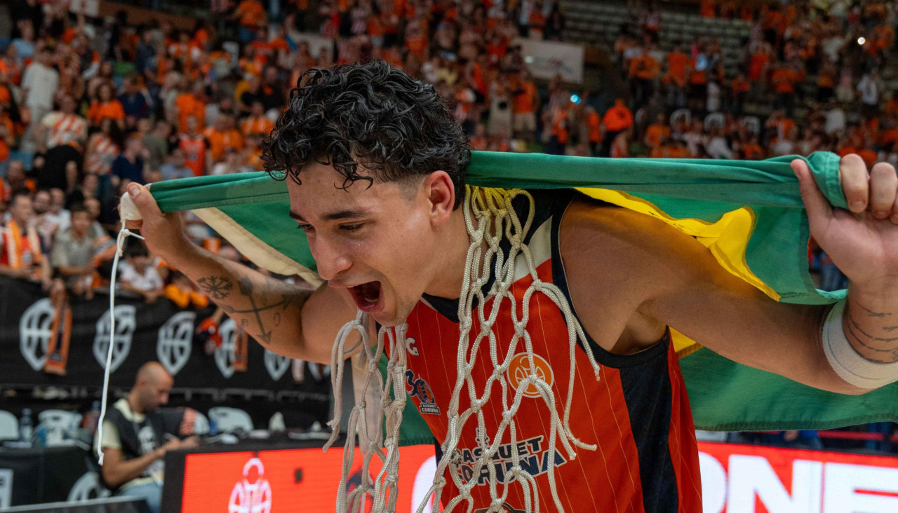 Caio Pacheco celebra el ascenso a ACB con la bandera de Brasil