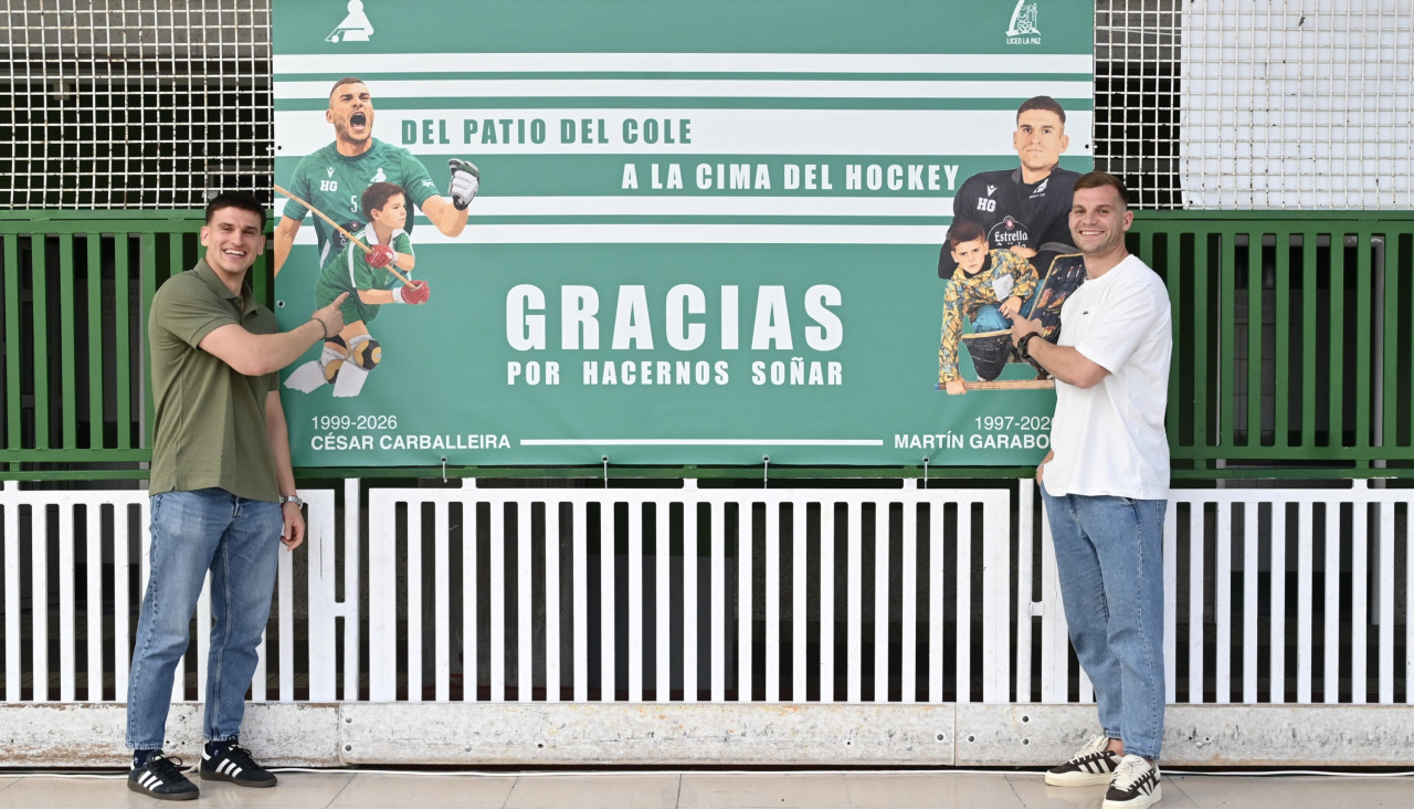 Martín Rodríguez y César Carballeira, con la pancarta de homenaje que descubrieron en el patio del colegio Liceo La Paz