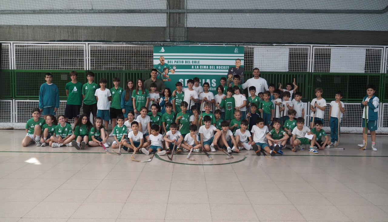 Martín Rodríguez y César Carballeiro con los niños de la cantera del colegio que acudieron a su homenaje