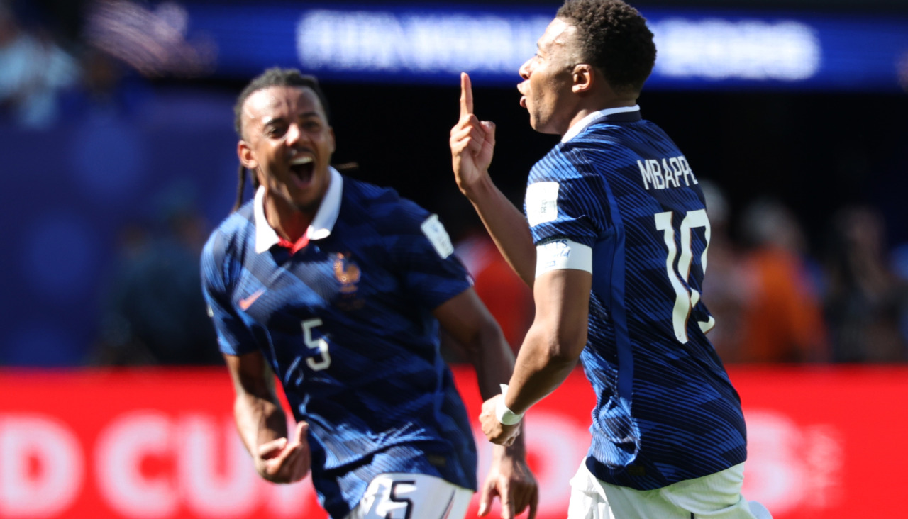 Mbappe celebra uno de sus dos goles ante Senegal