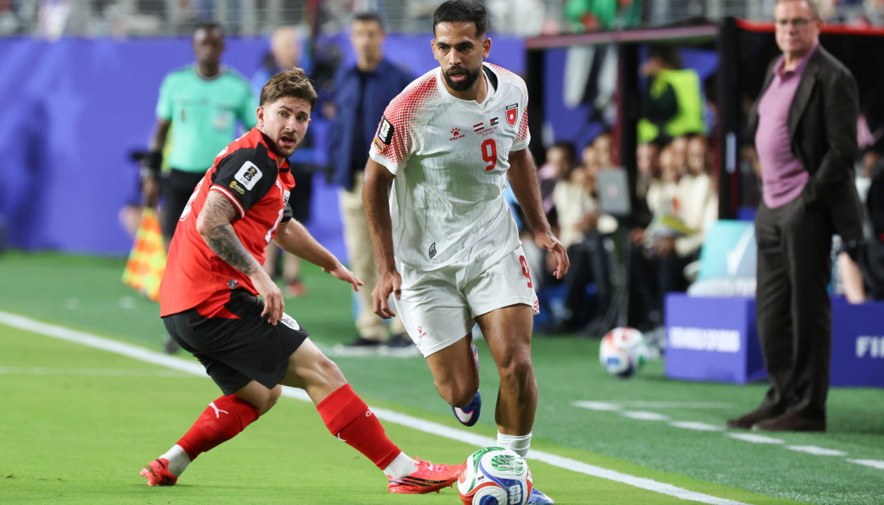 GR3321. SANTA CLARA (ESTADOS UNIDOS), 16/06/2026.- Ibrahim Sabra (d) de Jordania disputa un balón con Marcel Sabitzer de Austria este martes, en un partido del grupo J del Mundial de la FIFA 2026 entre Austria y Jordania en el estadio Levi's en Santa Clara (EE.UU.). EFE/ Miguel Gutiérrez