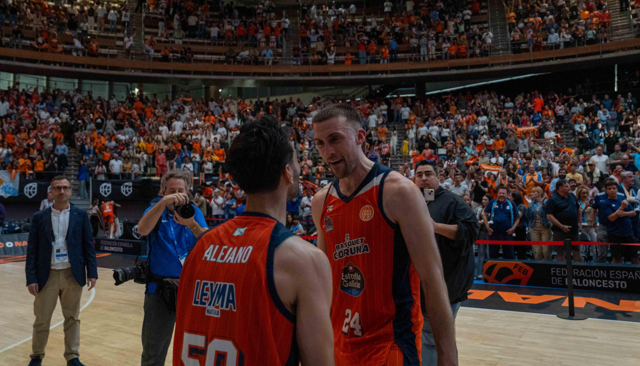 Joe Cremo (extracomunitario) y Jacobo Díaz (cupo) celebran juntos sobre la pista del Coliseum el ascenso a ACB
