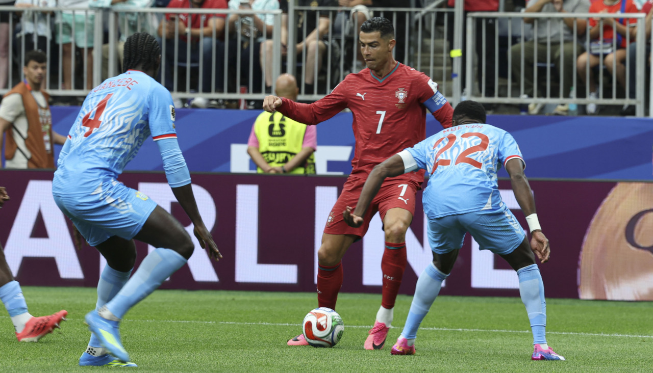 Cristiano Ronaldo controla el balón ante Chancel Mbemba durante el partido del Grupo K del Mundial entre Portugal y República Democrática del Congo