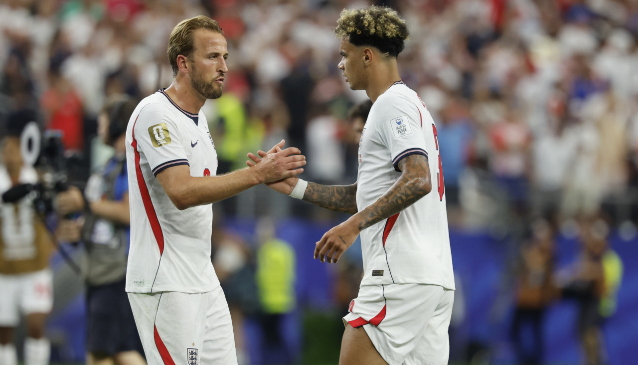 Harry Kane celebra con O'Reilly el triunfo de Inglaterra ante Croacia