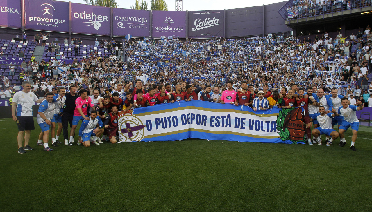 El Deportivo celebrando el ascenso en Pucela