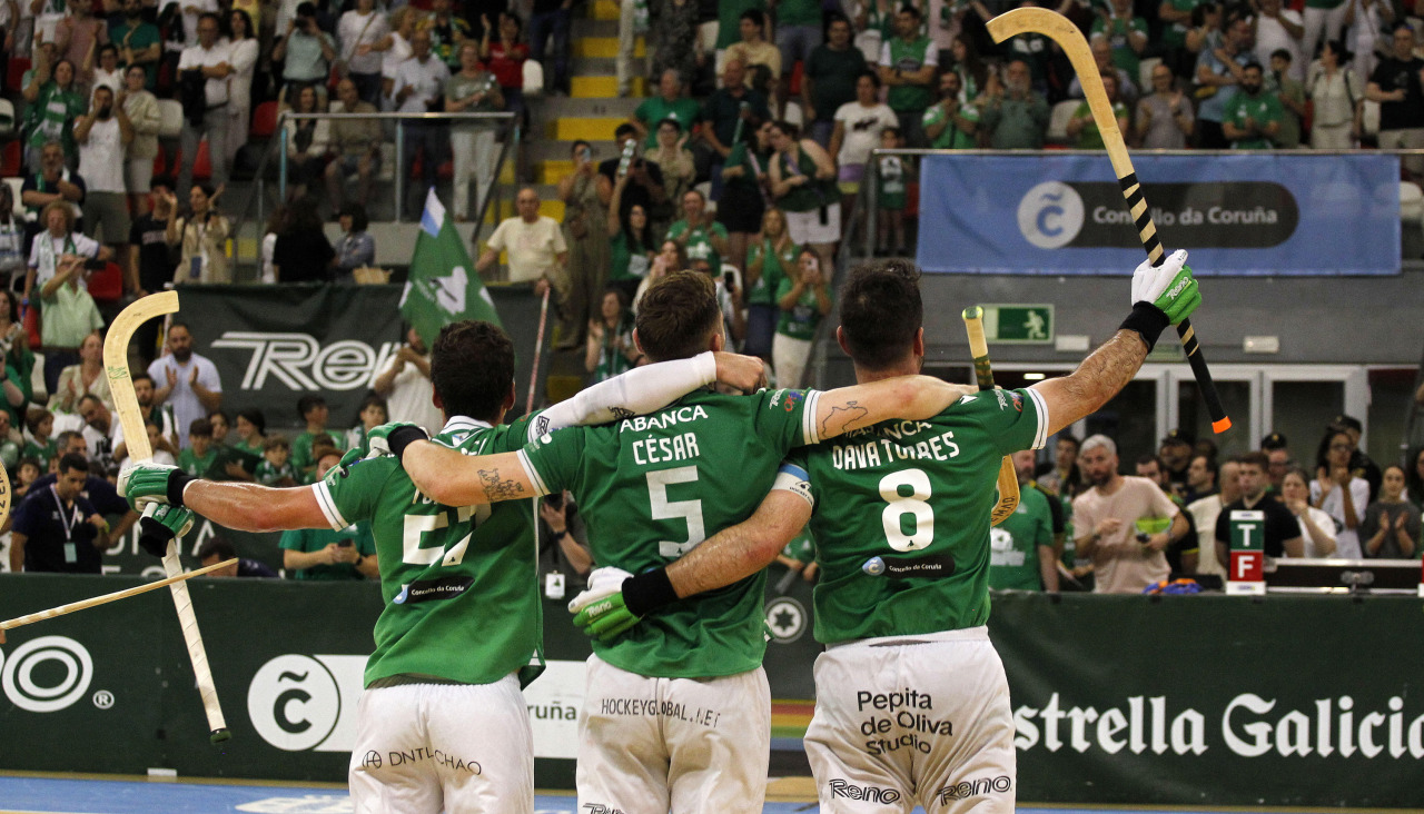 Toni Pérez, César Carballeira y Dava Torres celebran con el público la victoria en el segundo partido de la final del playoff contra el Igualada