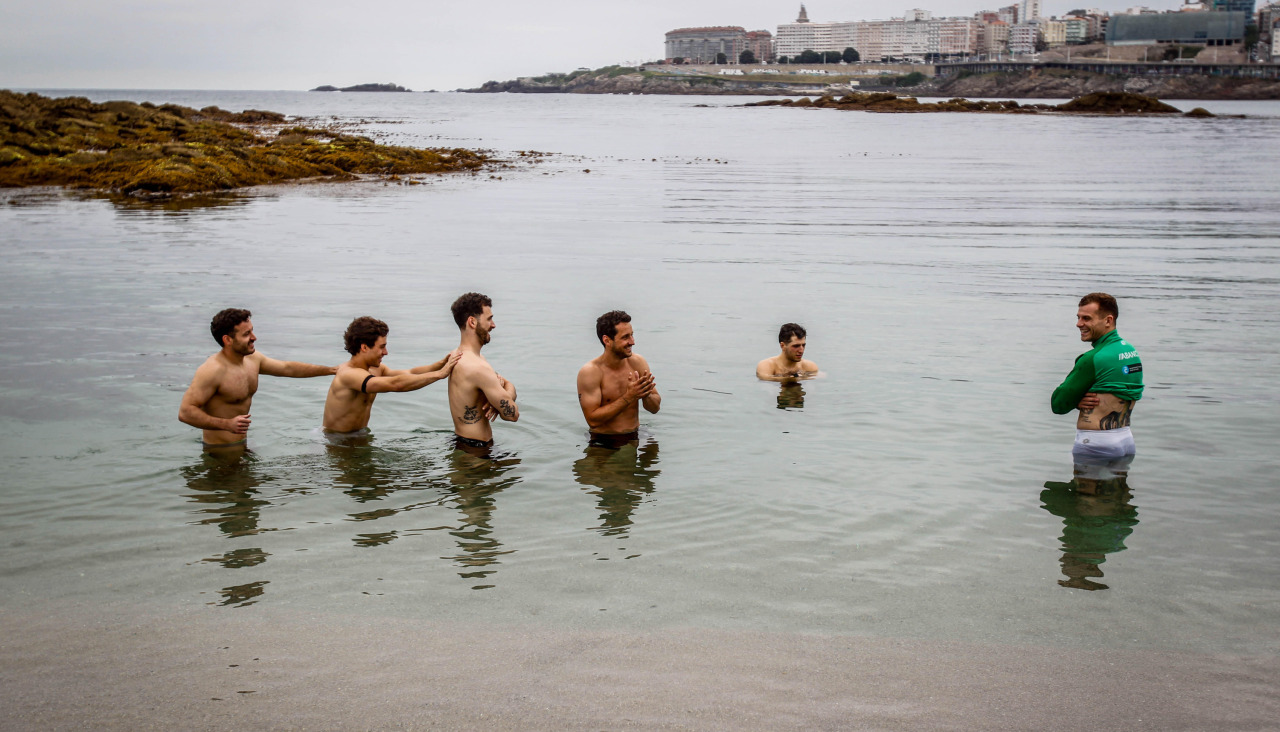 Los jugadores del Liceo hacen recuperación muscular en la playa de Riazor