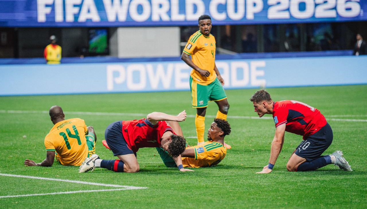 Checos y sudafricanos sobre el césped al terminar el partido
