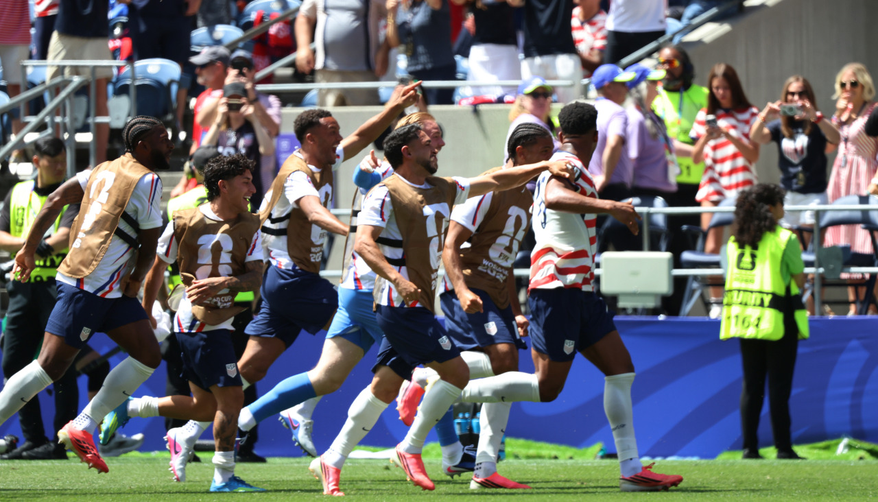 Los jugadores de Estados Unidos celebran el gol de Freeman