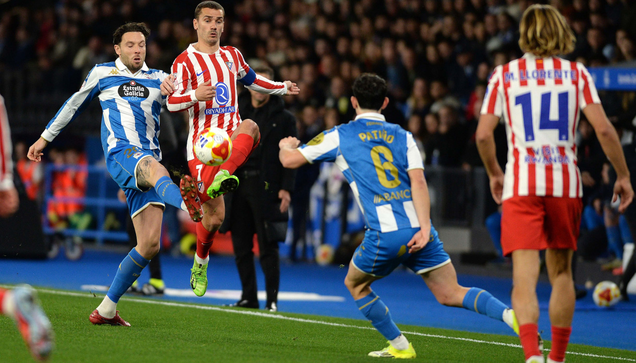 José Ángel y Patiño presionan a Griezzman en el duelo de Copa ante el Atlético de Madrid
