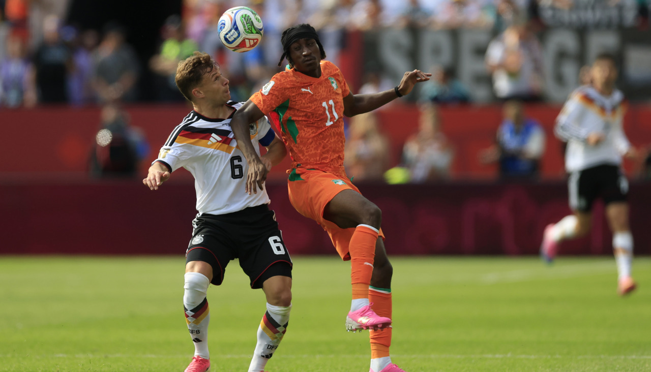 Kimmich pugna por un balón con Diamondé