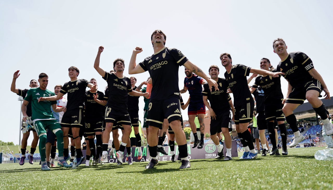Los jugadores del Compostela, tras lograr el ascenso