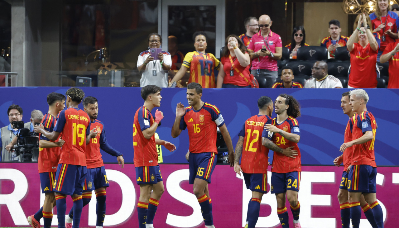 Los jugadores de la selección española celebran un gol